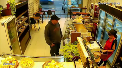 Video: entró a robar a una panadería, atendió a los clientes y escapó con el dinero de la recaudación