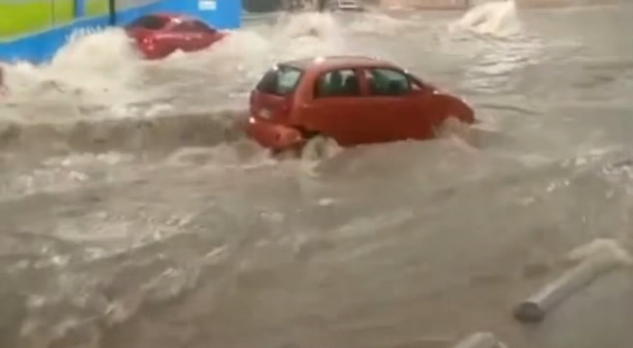 Conductores enfrentaron serias dificultades para movilizarse debido a las inundaciones. La avenida Circunvalación volvió a colapsar tras las intensas precipitaciones. (Foto: Redes sociales / captura de video)