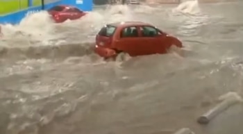 Conductores enfrentaron serias dificultades para movilizarse debido a las inundaciones. La avenida Circunvalación volvió a colapsar tras las intensas precipitaciones. (Foto: Redes sociales / captura de video)