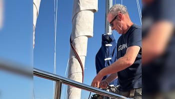Matthew Wright en su velero.