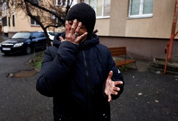 Tanya Nedashkivska reacciona mientras relata cómo su esposo Vasyl Ivanovych, que sirvió en la marina, fue asesinado por soldados rusos, mientras estaba de pie cerca de su edificio residencial, en medio de la invasión de Rusia a Ucrania, en Bucha. REUTERS/Zohra Bensemra IMÁGENES TPX DEL DÍA