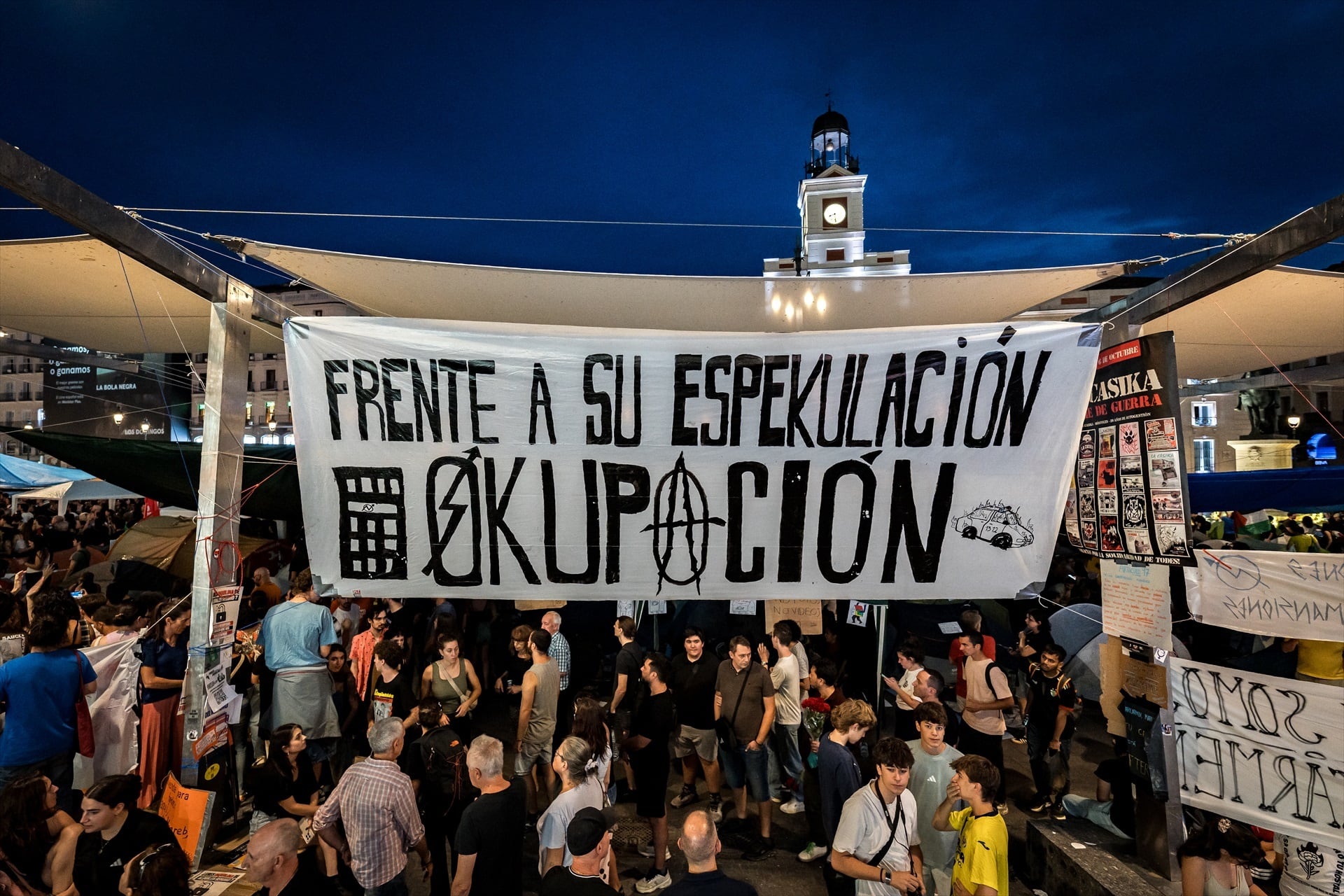 Numerosas personas pasan la segunda noche acampados en tiendas de campaña en Sol. (Diego Radamés/Europa Press)