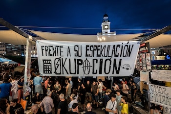 Los manifestantes tienen intención de permanecer acampados en la plaza para exigir la aprobación de un decreto sobre vivienda, que han bautizado como 'decreto Maricarmen', hasta la celebración del Consejo de Ministros del próximo martes 29 de septiembre.