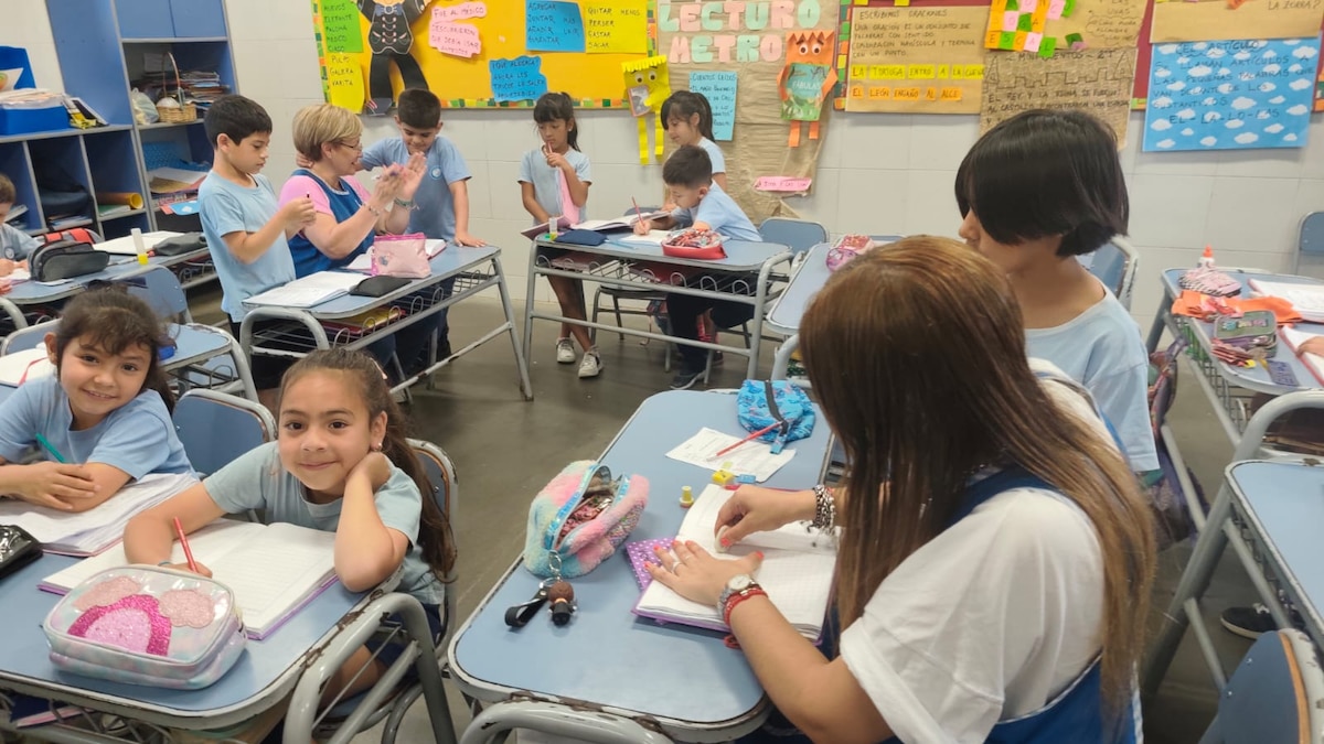 Aula escolar con docentes y alumnos, simbolizando la agenda educativa 2025