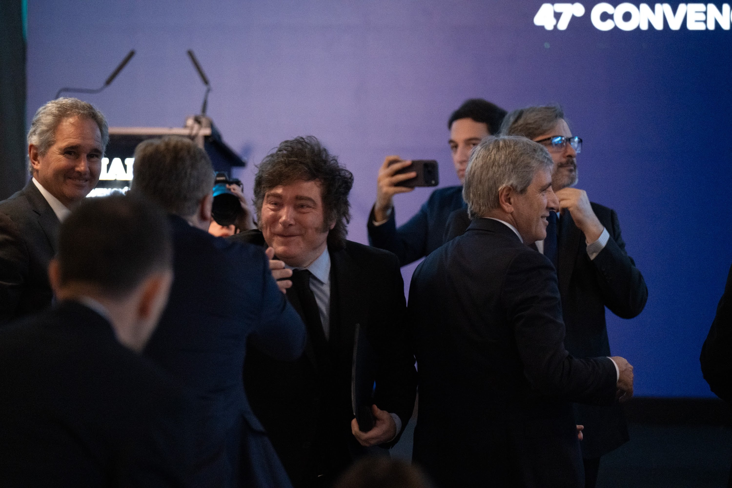 Javier Milei, rodeado de funcionarios, en el encuentro de ejecutivos de finanzas