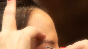 Hora de depilarse las cejas