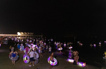 Miles de personas iluminan una playa de arena italiana para romper un récord mundial