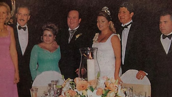 La imagen corresponde al matrimonio de Marbelle, celebrado en 2001. En ese encuentro participaron figuras públicas como Andrés Pastrana y otros invitados cercanos a la pareja - crédito @Marbelle30/X