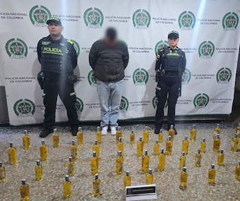 ¡Lo descubrieron antes de su comercialización! Capturado con 48 botellas de licor adulterado - crédito Policía Metropolitana de Bogotá