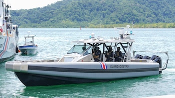Entregó Estados Unidos dos lanchas interceptoras y tres vehículos para operativos antidrogas en Costa Rica (Foto cortesía Presidencia)