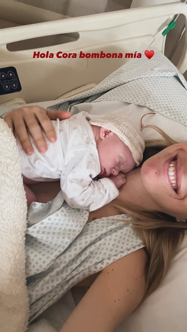 Josefina Sarkany sonríe mientras abraza a su hija recién nacida, Cora, en una cama de hospital.