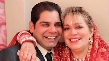 Kuldip Ram junto a Adelina Gómez tras el casamiento en India