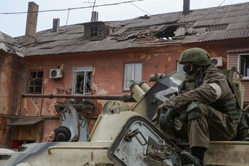 Miembros de servicio de las tropas prorrusas conducen un vehículo blindado durante el conflicto entre Ucrania y Rusia en la ciudad portuaria de Mariúpol, en Ucrania. 11 de abril de 2022. REUTERS/Chingis Kondarov. NO DISPONIBLE PARA REVENTA NI ARCHIVO. CREDITO OBLIGATORIO