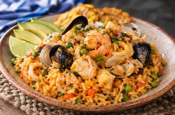 Arroz marinero con pescado, camarones, calamares y almejas, una receta con todo el sabor del Caribe colombiano - crédito VisualesIA