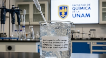 Un vaso de precipitado con un gel transparente y burbujas, una pipeta, y en el fondo, equipos de laboratorio y una pantalla con el logo de la UNAM.