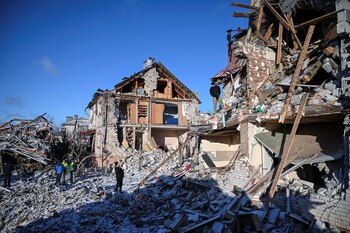 Los residentes miran sus casas