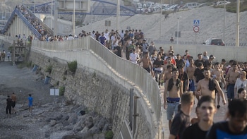 Ceuta exige al Gobierno la declaración de emergencia nacional ante el colapso, pero Sánchez la rechaza: “No están entendiendo la dimensión”.