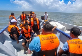 Diez personas fueron rescatadas por la Fuerza Naval tras quedar a la deriva en la Laguna de Caratasca. (Foto: Fuerza Naval)