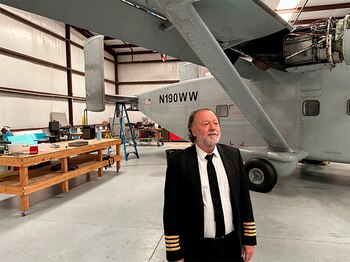 Enrique Piñeyro en el hangar