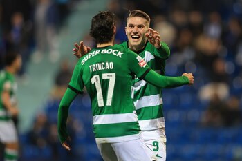 Francisco Trincão (i) de Sporting celebra con su compañero Viktor Gyökeres tras anotar un gol frente al Vizela en el estadio Vizela (Portugal), este 18 de enero de 2024. EFE/EPA/Jose Coelho