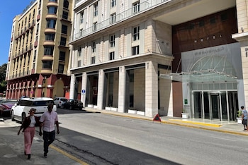 Personas caminan frente a un hotel de la cadena hotelera española Iberostar este miércoles, en La Habana (Cuba) (EFE/ Ernesto Mastrascusa)
