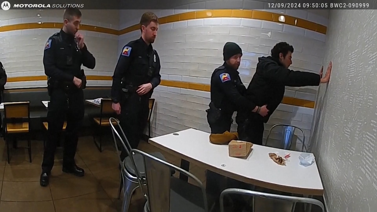 Imagen de la noticia: “¿Por qué estás nervioso?”: revelan el video de la detención de Luigi Mangione cinco días después del homicidio de Brian Thompson