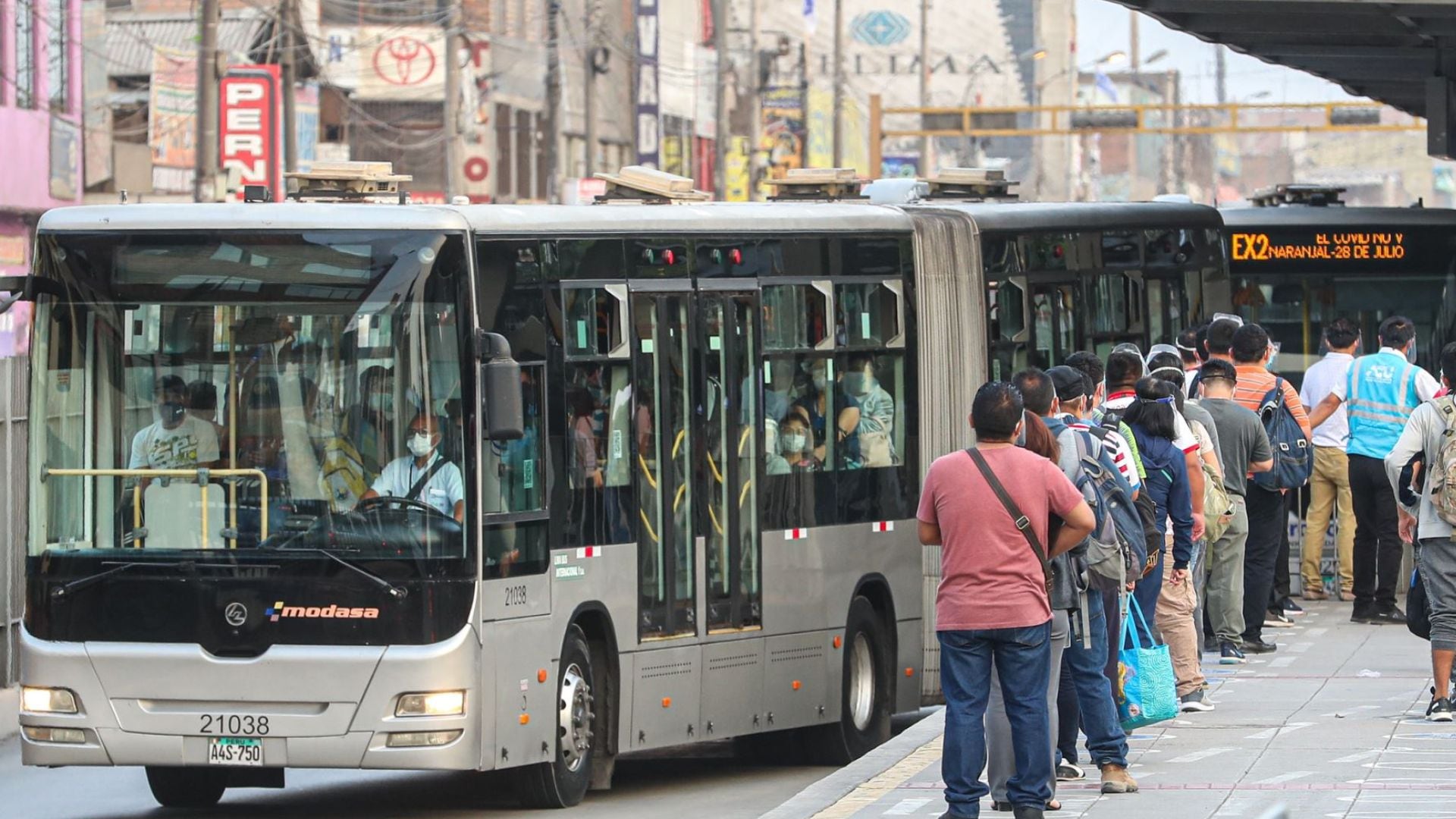 El Metropolitano operará el 25 de diciembre para facilitar la movilidad de quienes celebran la Navidad y necesitan trasladarse por la ciudad - Créditos: Andina.