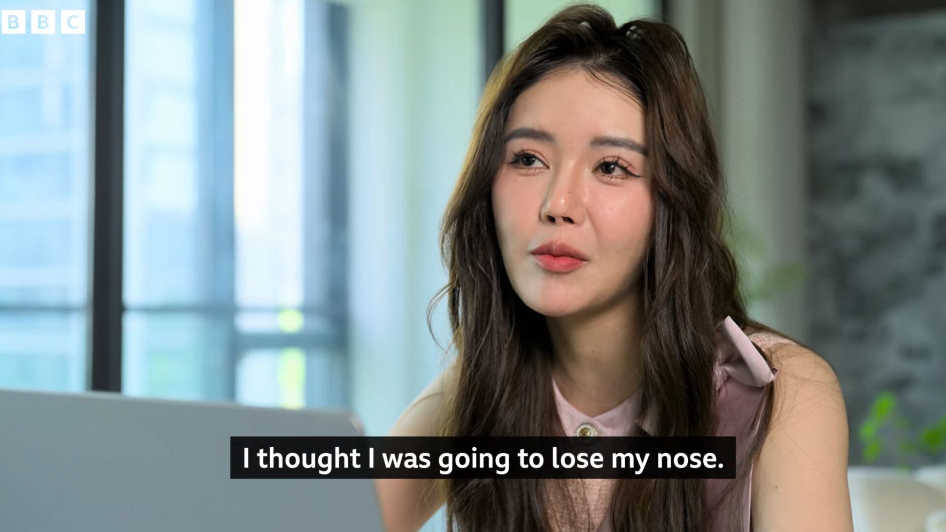 La actriz compartió su historia para advertir sobre los riesgos de las intervenciones estéticas mal supervisadas (Créditos: BBC ONE)