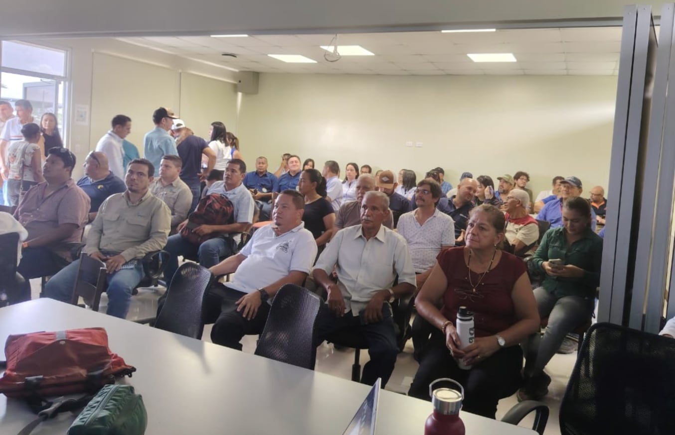 Productores agropecuarios reciben información sobre medidas de adaptación frente al cambio climático en las capacitaciones de la Estrategia Nacional Contingente 2026-2027. Cortesía: MINAE