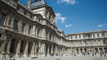Reabre la Galería Apolo en el Louvre tras permanecer cerrada durante meses por el llamado 'robo del siglo'