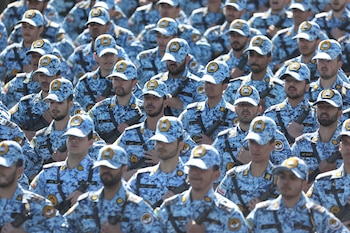 Miembros de las fuerzas armadas iraníes marchan durante la ceremonia del Día del Ejército Nacional en Teherán (REUTERS/Archivo)