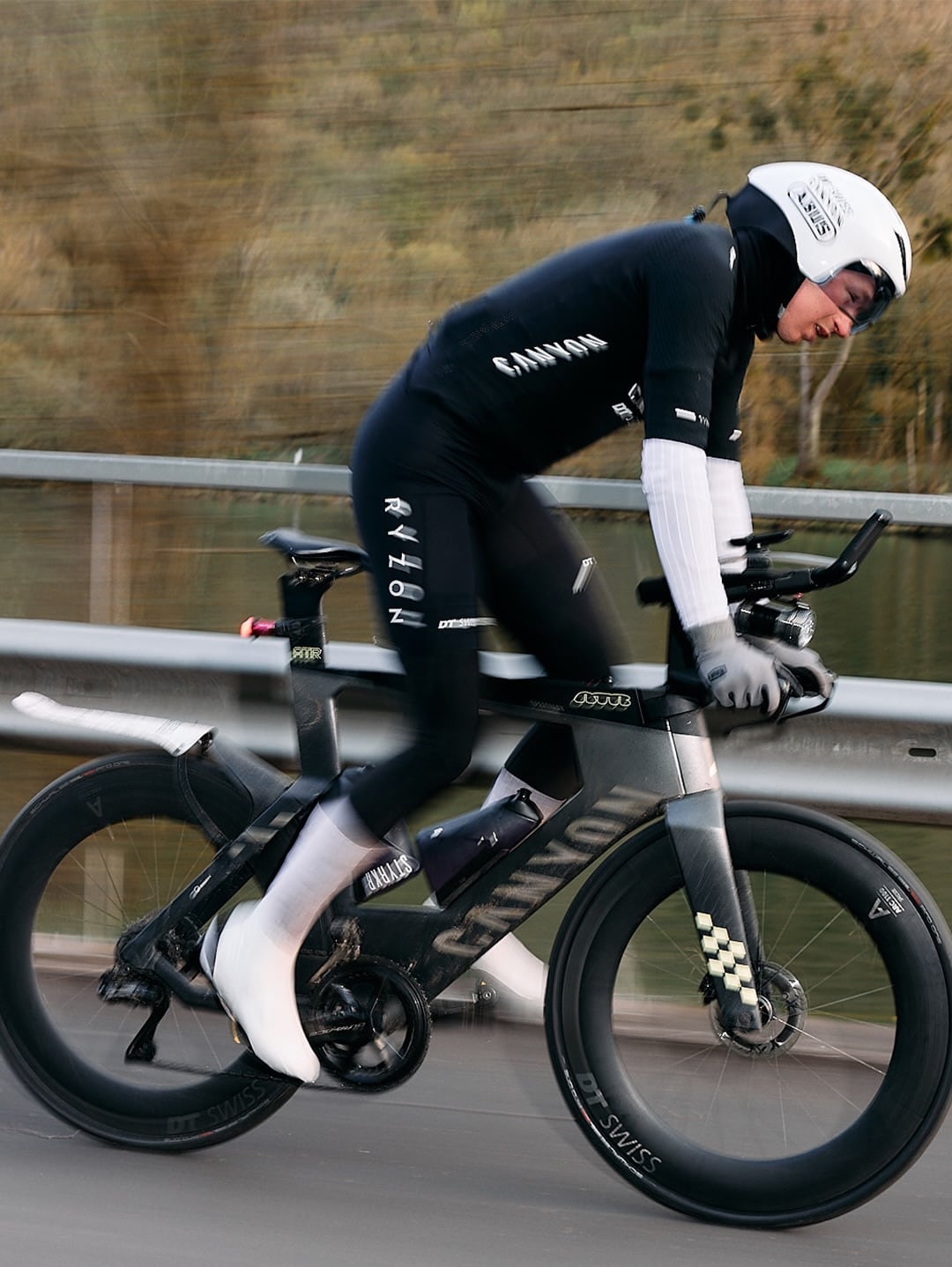 La hazaña exigió mantener horas continuas de pedaleo, escaso descanso y una planificación logística rigurosa junto a condiciones climáticas de frío, lluvia y viento en una ruta supervisada y adaptada para el reto (Oficial: Alex McCormack)