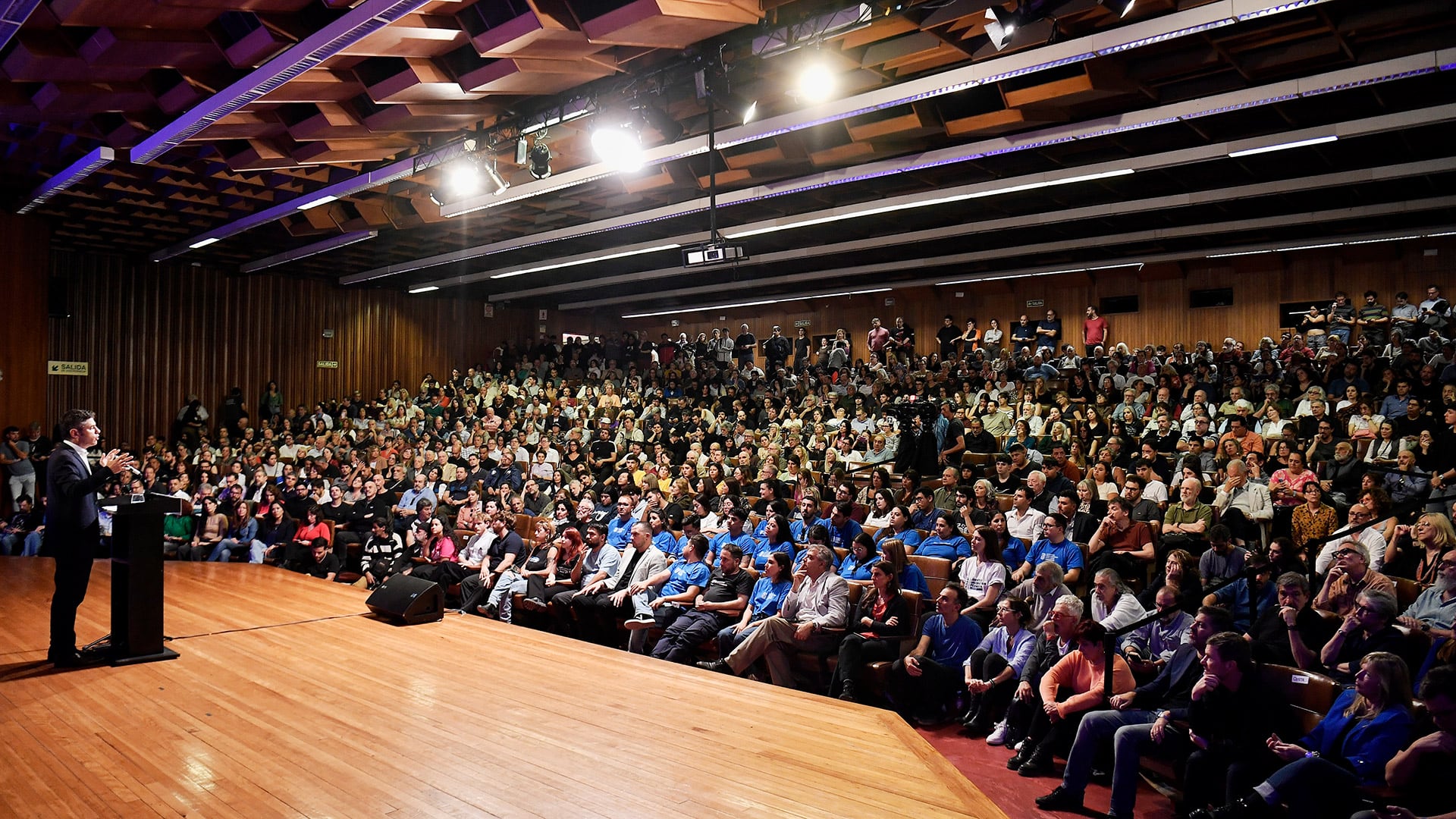 Kicillof habló ante estudiantes, docentes, dirigentes políticos, científicos y militantes en el Aula magna de la Facultad de Ciencias Exactas de la UBA