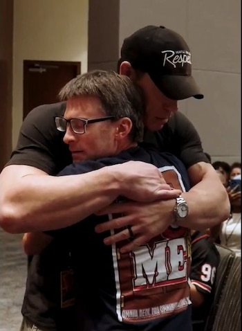 John Cena le dio un abrazo a un fan que aseguró tener cáncer. (Captura de video)