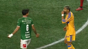 Así fue la expulsión del ‘Búfalo’ Aguirre por cubrirse la boca: ¿qué es la Ley Prestianni que ya se aplica en la Liga MX?