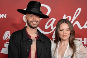 Jesse Huerta, izquierda y Joy Huerta de Jesse & Joy llegan a la 26.ª ceremonia de entrega del premio Persona del Año de los Latin Grammy el miércoles 12 de noviembre de 2025, en el Mandalay Bay de Las Vegas. (Foto AP/Chris Pizzello)