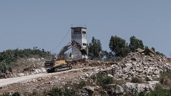 Una excavadora militar Israel derriba