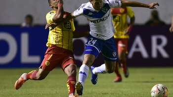A pesar de perder contra Aucas en la altura de Quito, un gol en el final le dio la clasificación a Vélez