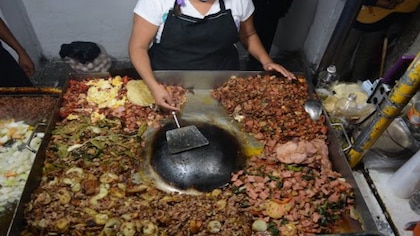 Conoce qué son los “tacos de muerte lenta”, el exuberante, delicioso y raro platillo de las taquerías en México 