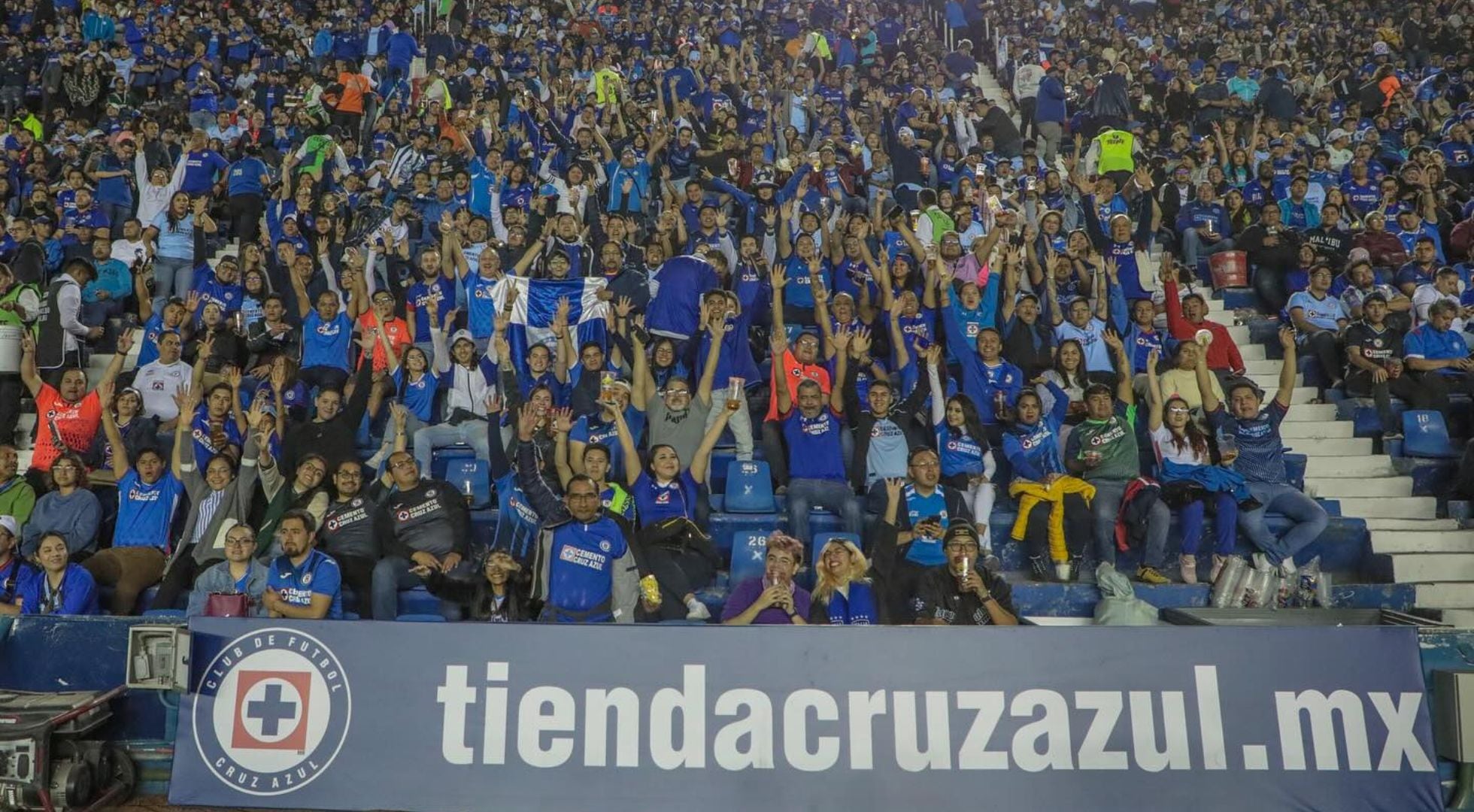 La directiva del club invitó a los hinchas a vestir la camiseta azul para “pintar de azul” el Estadio Azteca y crear un auténtico fortín celeste. (Club de Futbol Cruz Azul)