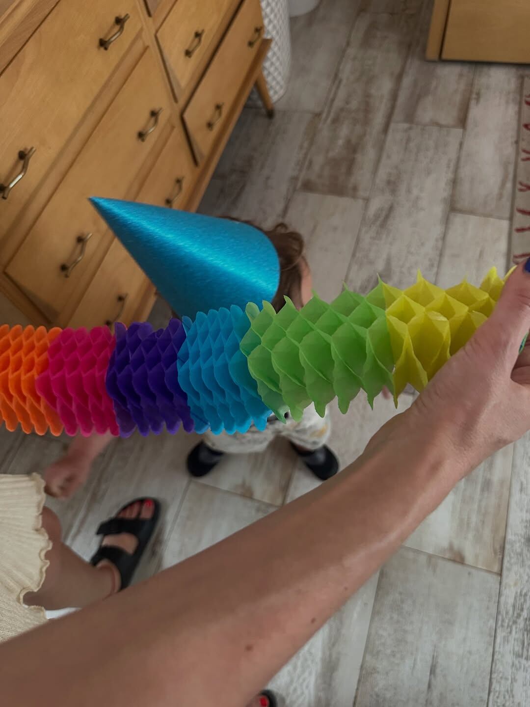 La decoración personalizada incluyó una línea de tiempo visual con fotos de Pino desde su nacimiento hasta su primer año de vida