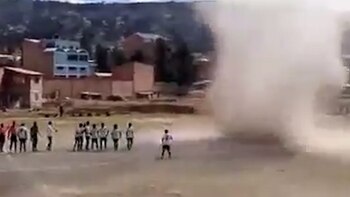“¡Se lo comió al árbitro!”: un remolino irrumpió en un partido de fútbol en Bolivia y se volvió viral