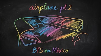 Ilustración con efecto de gis de colores arcoíris sobre un pizarrón negro, delineando un estadio y las palabras 'airplane pt.2' y 'BTS en México'.