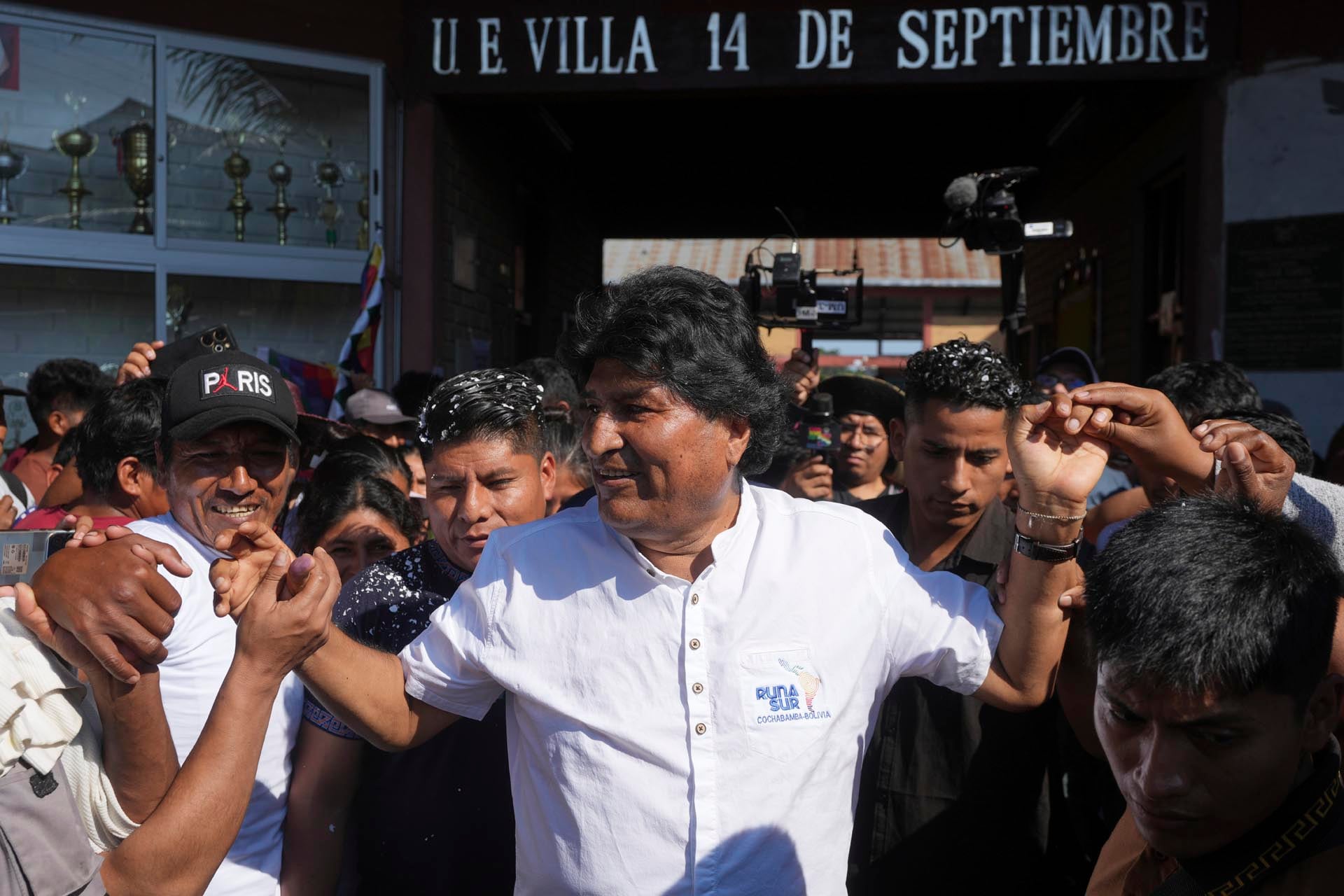 El expresidente Evo Morales saluda a sus partidarios después de votar en las elecciones en la Villa 14 de Septiembre, en la región del Chapare, Bolivia, el domingo 17 de agosto de 2025 (AP Foto/Jorge Saenz)