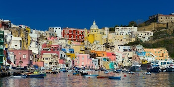 Procida conserva su identidad marinera y resiste al turismo masivo que caracteriza a otras islas del golfo de Nápoles (Wikimedia Commons)