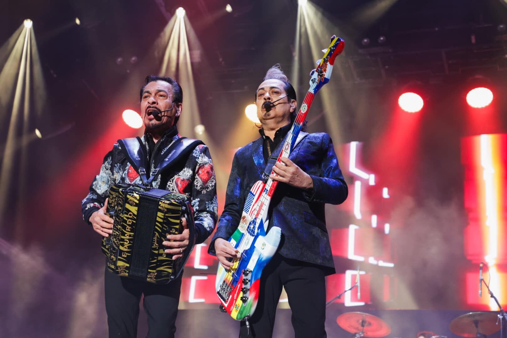 A pesar de su larga trayectoria, Los Tigres del Norte continúan enfrentando desafíos significativos, como la controversia que rodea a su canción