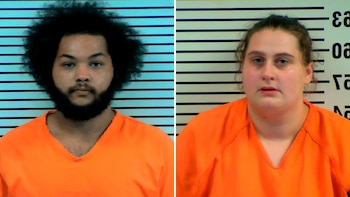 Murió un bebé de un año por asfixia con un pañal en Kentucky: acusan al novio de la madre de asesinato y a ella de abuso infantil