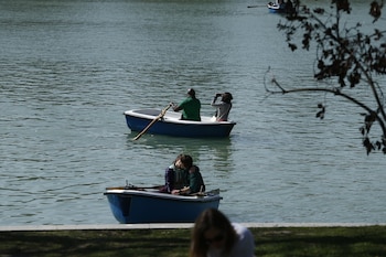 Varias parejas en el parque de El Retiro en Madrid. (Europa Press)