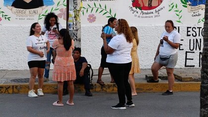Mujer policía en presunto estado de ebriedad agrede a madres buscadoras y ellas la amarran a un poste, en Cancún