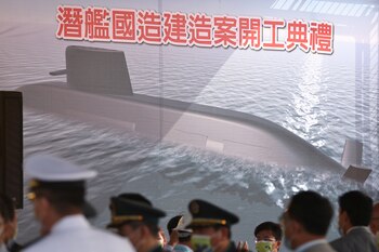 La gente asiste a la